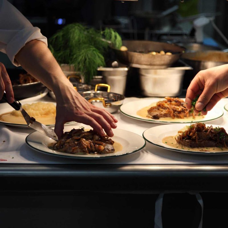 Cottiers - Preparation of dishes by kitchen staff